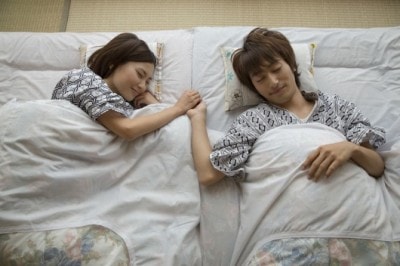 彼のベッドで寝ている男の写真素材・画像素材 Image 10171251