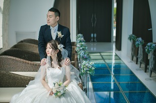 ワタベウェディング沖縄石垣島・2021年12月挙式 お客様レポート----------------------------------------------- 会場： クルデスールウェディング C&N 様ご夫妻 「クルデスール・チャペルThe Sea～海の祝福～」 にて挙式をされた、素敵なカップルをご紹介します