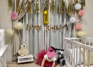 1歳の誕生日写真！飾り付けは100均手作り花&風船でオシャレに♪ - 東京都下で子育て×飲食店情報サイト