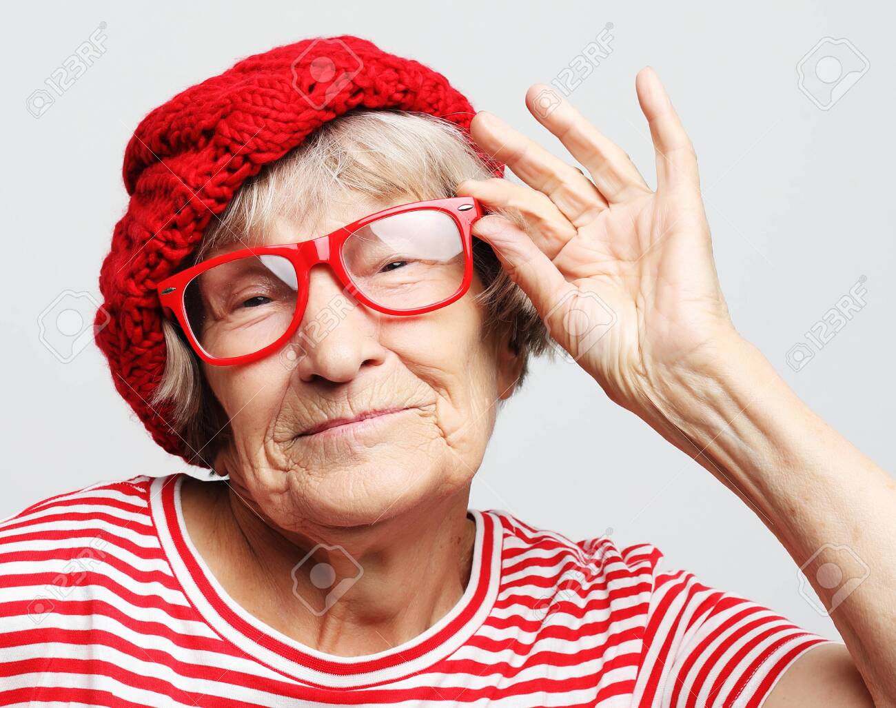 古いアジアのおばあちゃん面白い顔を作るの写真素材・画像素材 Image 113107169