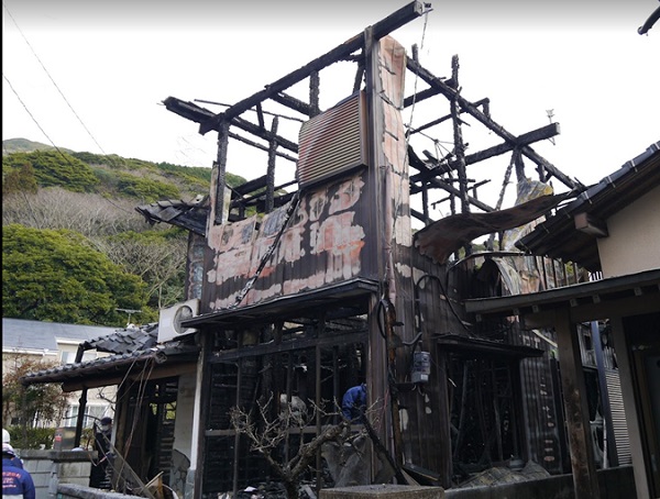 火災後の家のインテリアを焼け。燃え木壁の家火の後の写真素材・画像素材 Image 82162114