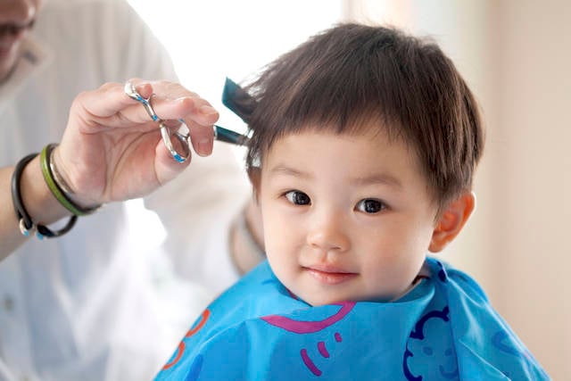 赤ちゃんの散髪はどうしたらいい？初めての散髪や自宅で切る方法