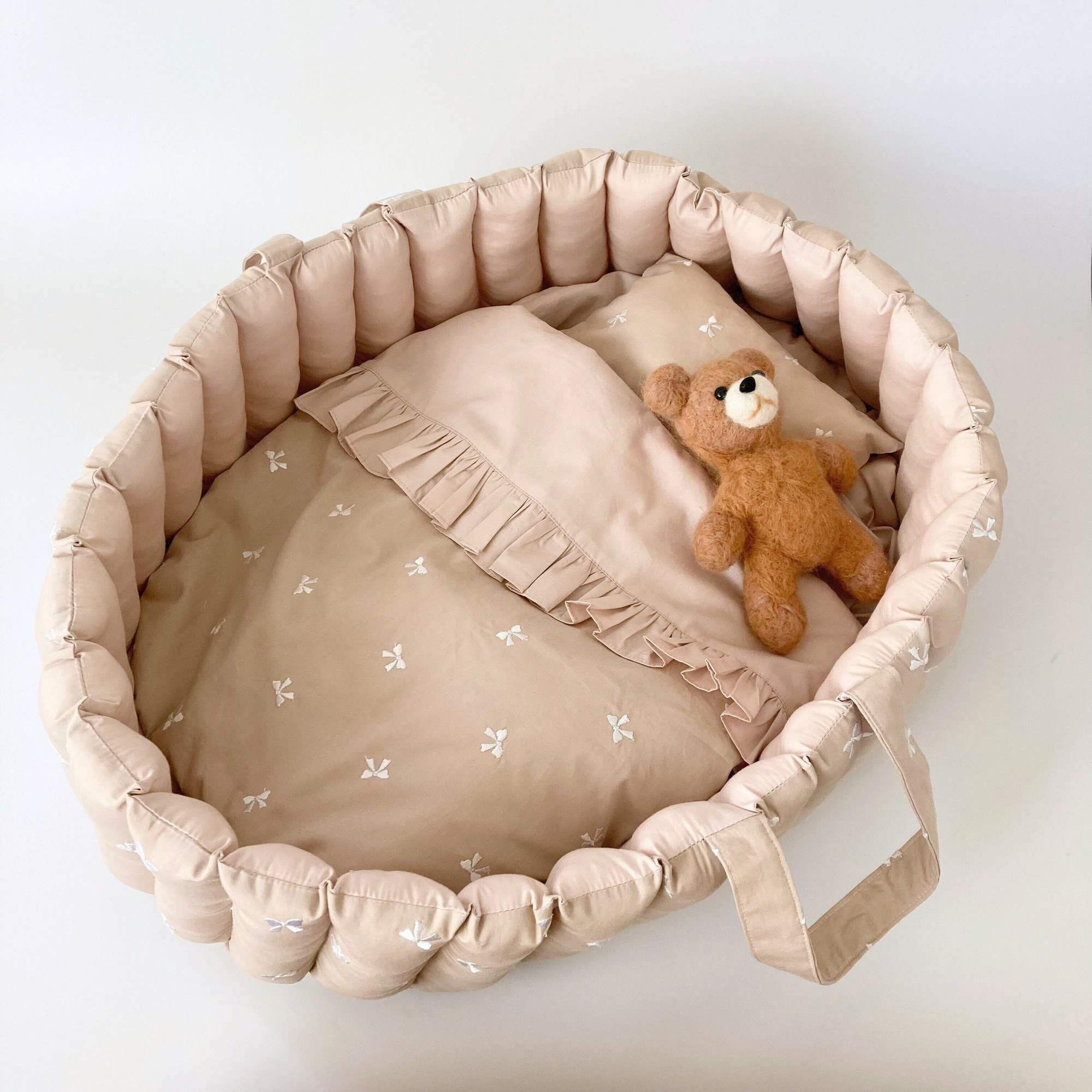 大人気のクーファン🧺退院時からおもちゃ入れまで、使い方はママのアイデア次第 』 - - - - - - - クーファン - - - - - - -かごは職人が１つ１つ手作りで編んだ、こだわりの天然のコーンを使用。地球にやさしいエコクーファン𓈒 𓂂𓏸 ༝ ༝ ༝ ༝ ༝ ༝ ༝ ༝ ༝ ༝༝ ༝