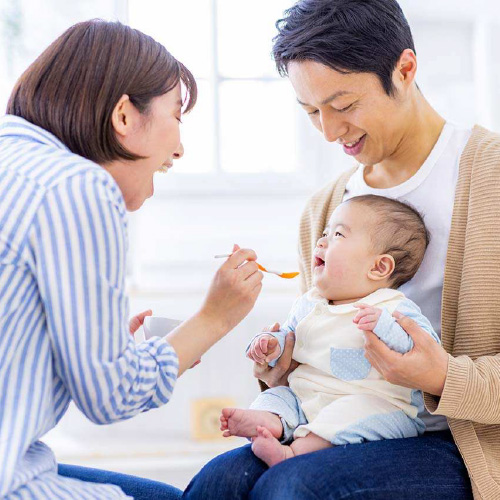 寝返りはいつから？何ヶ月が目安か、練習方法や注意点についても解説