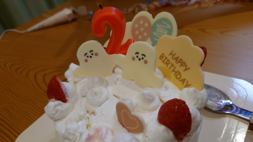̗̀ 𝐡𝐚𝐥𝐟𝐛𝐢𝐫𝐭𝐡𝐝𝐚𝐲𝐜𝐚𝐤𝐞🍰 ̖́- 👶🏻が大好きなシナぷしゅのケーキにした⊂ ◦ ̍̑•̍̑◦ ⊃ クリーム塗り方下手くそだけど 笑シナぷしゅの手はハイハインでほっぺたの所は しまじろうのキシリトールタブレット😂シナぷしゅシナぷしゅケーキ シナぷしゅ