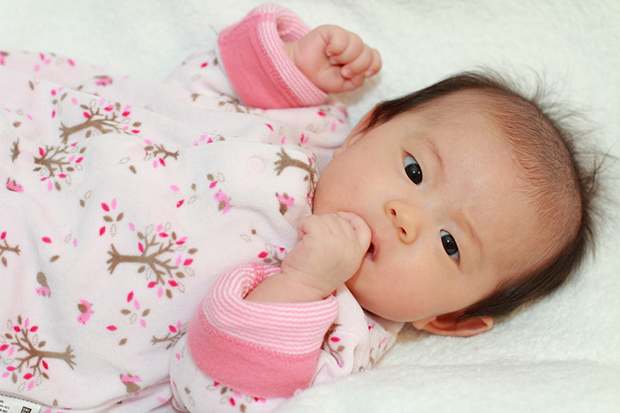 生後5ヶ月、生後6ヶ月の赤ちゃんが、手を見たり、手をヒラヒラさせてること。→自閉症ではない。 - 保育士うたのサイト