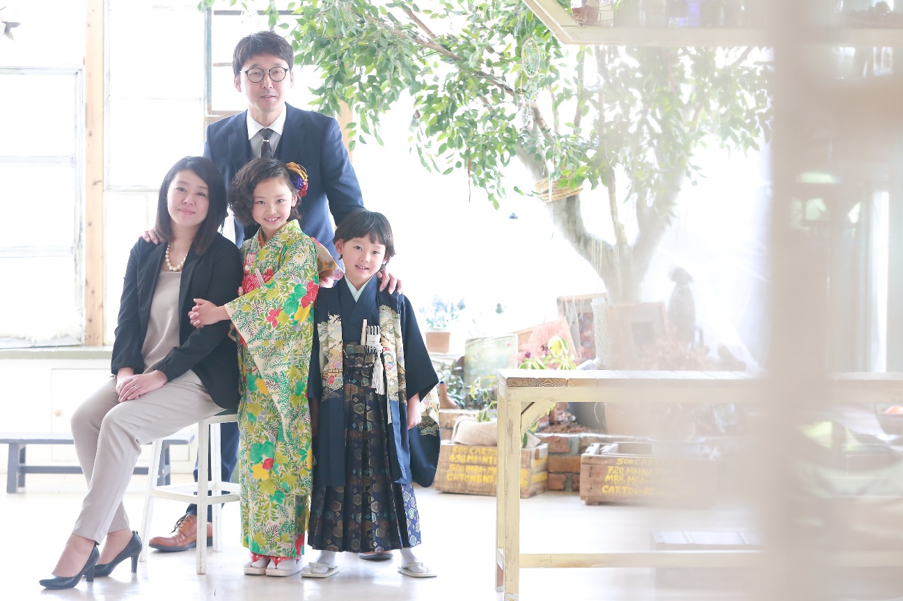 七五三家族写真をスタジオでおしゃれに!親の服装のおすすめコーデ - コラムライフスタジオ