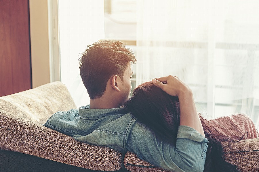 かわいいカップルのリビングルームでソファの上で昼寝Premium写真