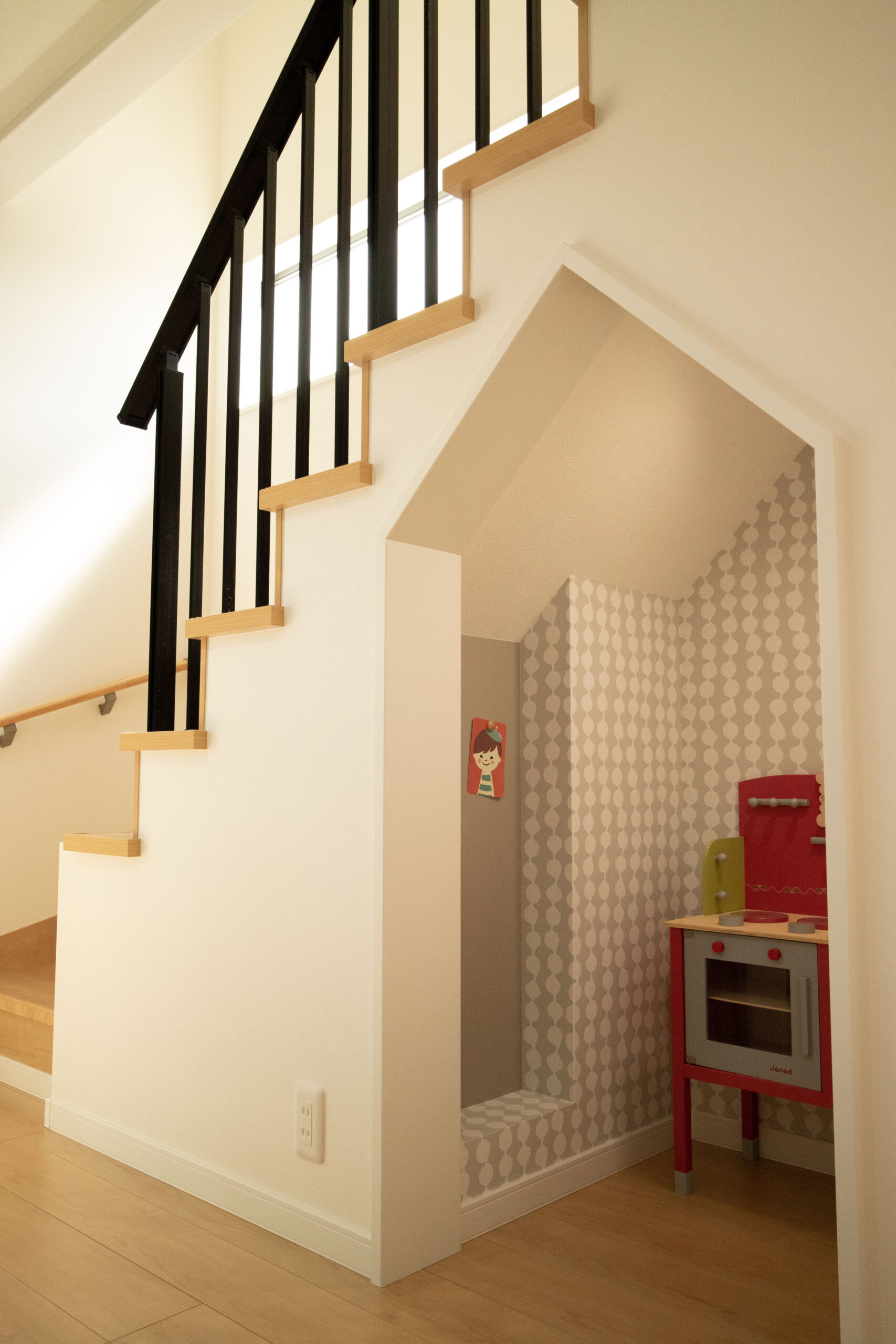 階段下のステップダウンフロアは子供の遊びスペースとして重宝している - 事例写真「回遊性のある二世帯住宅」注文住宅のハウスネットギャラリ