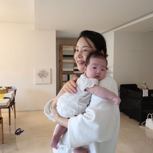 女優ハン・ジヘ、きっちりとおんぶ 「難しい結び方に成功」Infoseekニュース