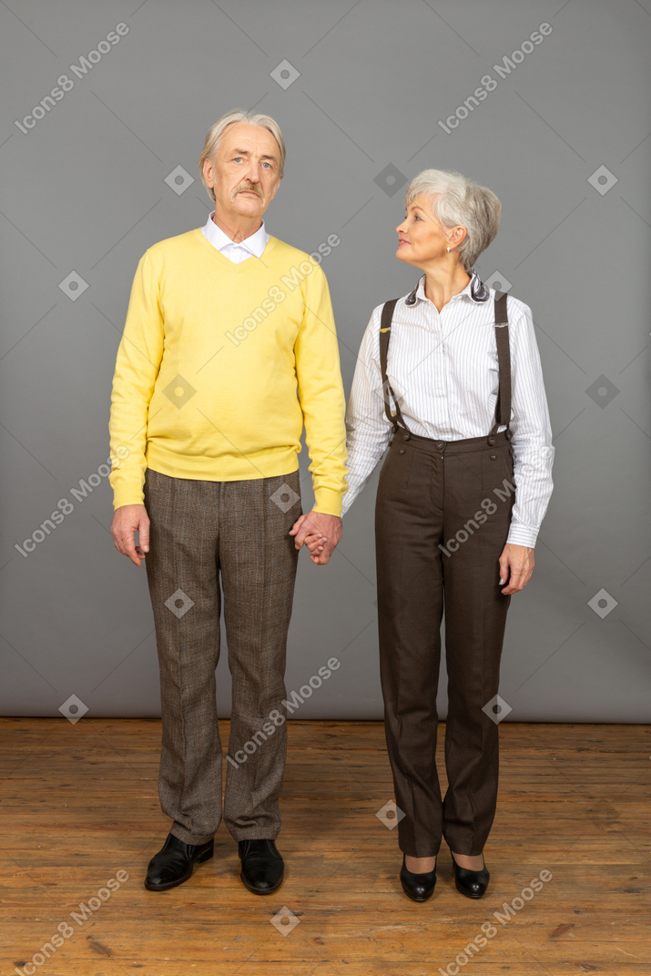 ソファでくつろぐ熟年夫婦 26092010732 の写真・イラスト素材アマナイメージズ