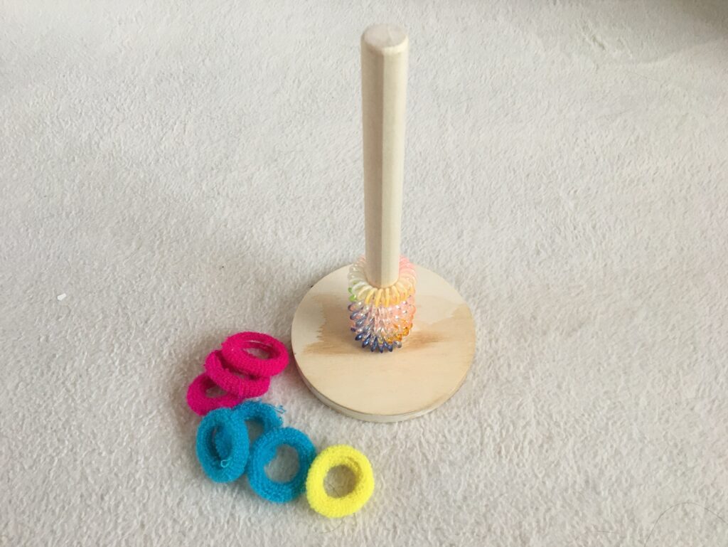 1歳～の知育玩具 100均グッズで「あけ移し」を作ろう！製氷皿とフェルトボールで簡単手作りおもちゃ♪