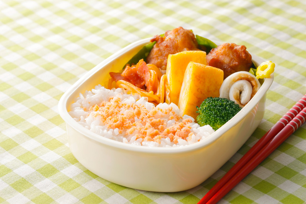 おしゃれに見せるおにぎりのお弁当の詰め方。弁当箱の形別に見栄えするコツをご紹介folk