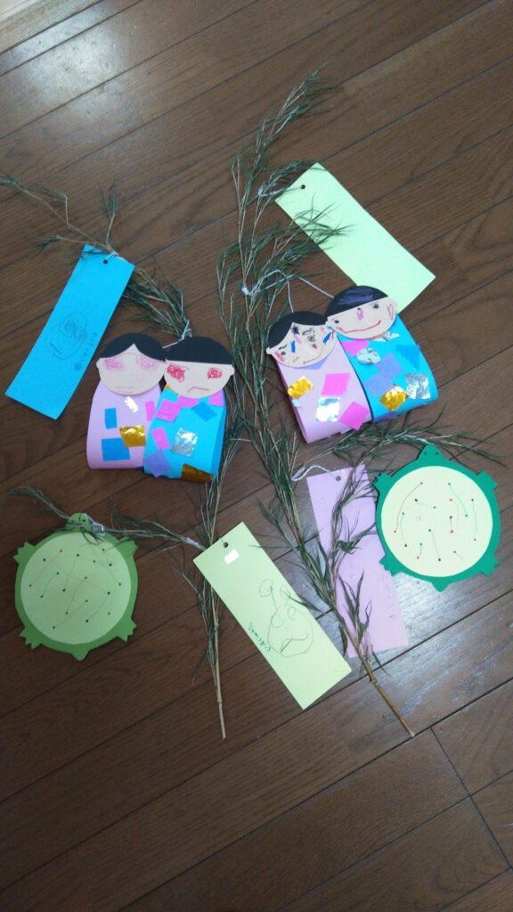 超簡単な七夕まつりの作り方🎋🥰 ⠀ 保育園にはたくさんの子供たちの短冊、遠慮のない願い事ばかりで面白い。 時々とても現実的なのが混ざってたり。 ⠀大人になると何かと願うこともバリエーションが少なくなりますね。 家族皆んなで健康！健康！健康！ と必死に願って