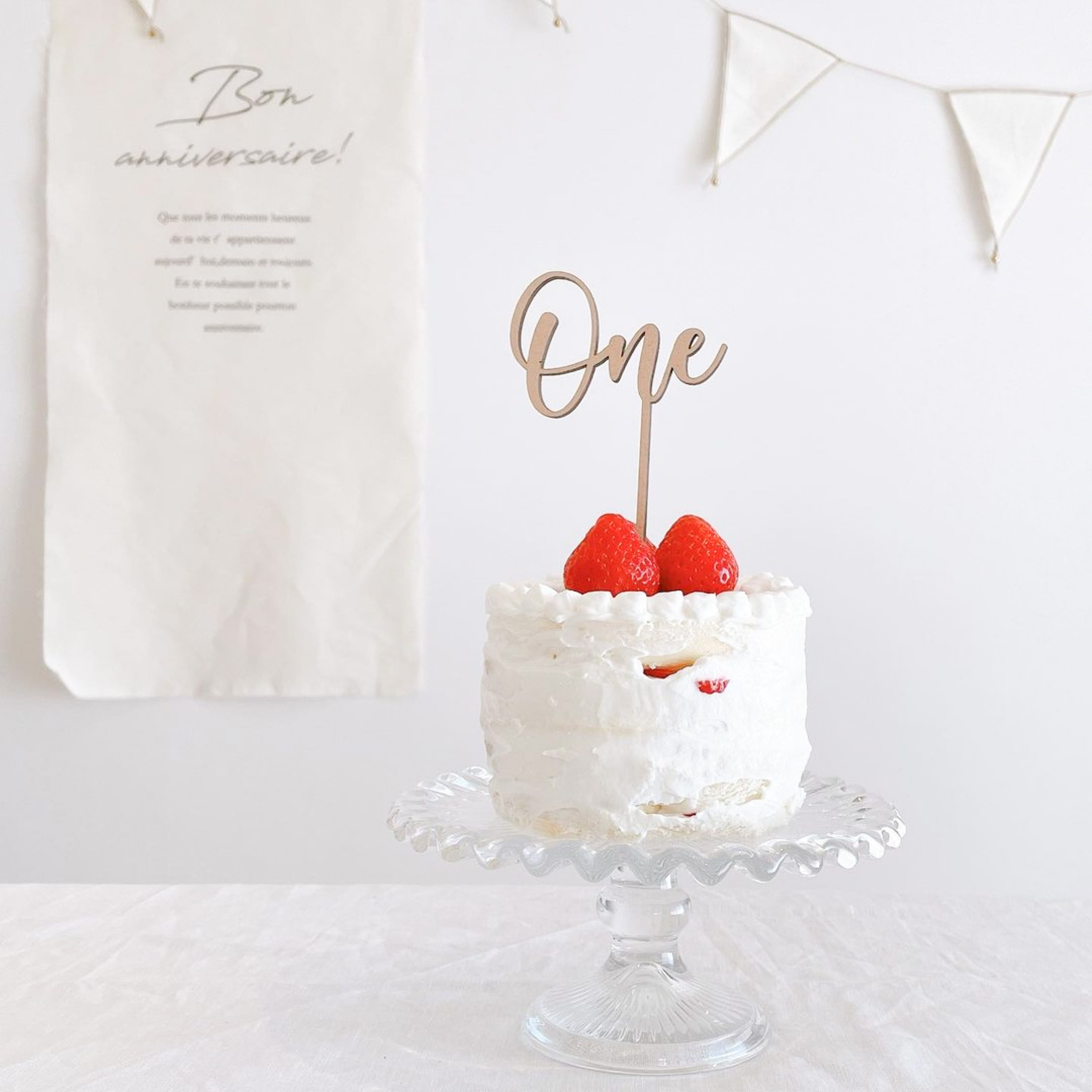 アンパンマンケーキ✨ 知り合いのお子さんが1歳の誕生日ということで大好きと聞いていたアンパンマンをケーキにしてみました🩷 後ろのカップケーキ は砂糖を使わずバナナの甘さで仕上げたスポンジに水切りヨーグルトを作り口金で絞った1歳の子でも食べれるケーキも作りまし