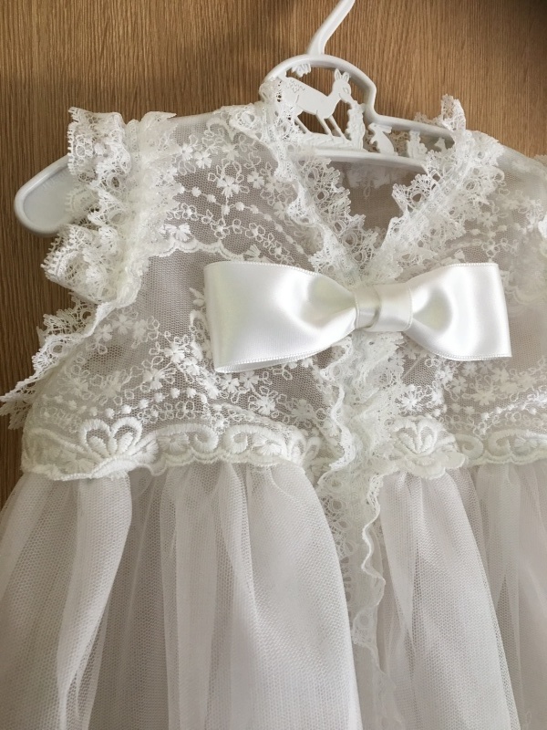 フリルがゴージャスな100日用 お宮参り用のベビードレスよだれかけ、帽子、オーバードレスがセット!男女兼用アイボリー販売メタモールフォーゼウェディング 札幌:埼玉