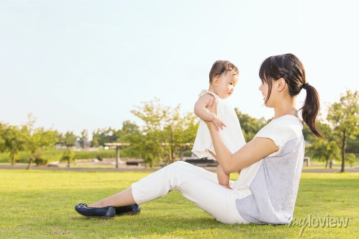 公園の芝生をハイハイする女の子の赤ちゃん 写真素材4321972- フォトライブラリ