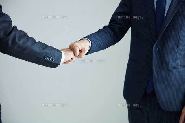 グータッチをするビジネスマン - No: 24398134写真素材なら「写真AC」無料 フリー ダウンロードOK