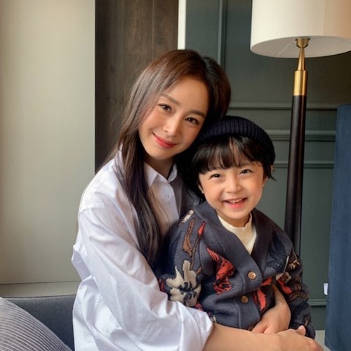 俳優のキム·テヒが結婚9年ぶりに夫のビワのラブストーリーを初めて公開した。キム·テヒは20日に放送されたtvN「ユ·クイズON THEBLOCK」に出演し、結婚と育児、演技活動に対する率直な話を伝え- MK