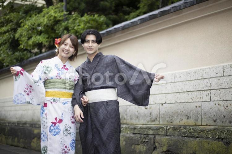 素敵なカップルの写真 かわいいポーズをしている彼氏と彼女Premiumベクトル素材