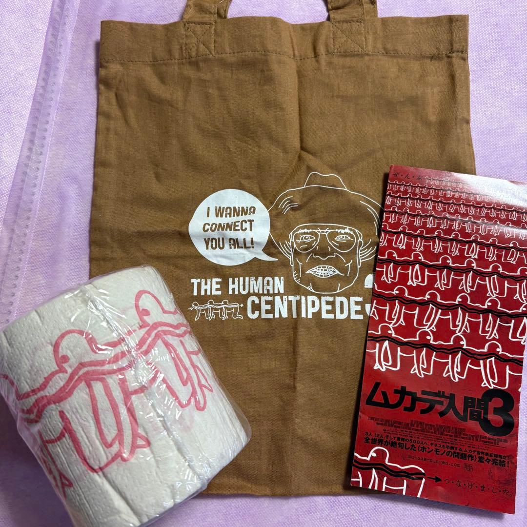 トイレの近くに立っている間トイレット ペーパーを保持しているジーンズでアメリカ黒人男のイケメン画像をトリミングの写真素材・画像素材 Image72397025