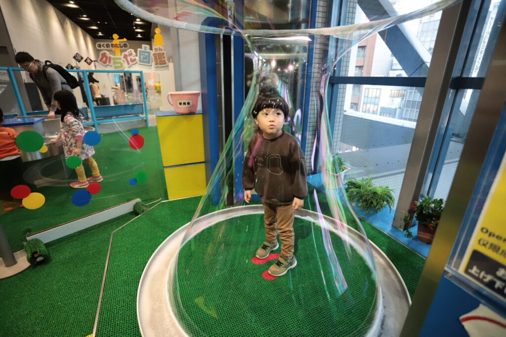 3児とお出かけ ななです☺️, @osaka_dokoiko_baby, ⁡, ⁡, 🚂✨京都鉄道博物館で開催中のイベント,「きかんしゃトーマスとなかまたち」に行ってきたよ！, @kyotorailway_museum , ⁡, ⁡, 実物大トーマスに大興奮😍, ⁡,⁡, トーマスやパーシーに会える展示や, 子どもが夢中になれるアクティビティもいっぱい！, ⁡, ⁡,