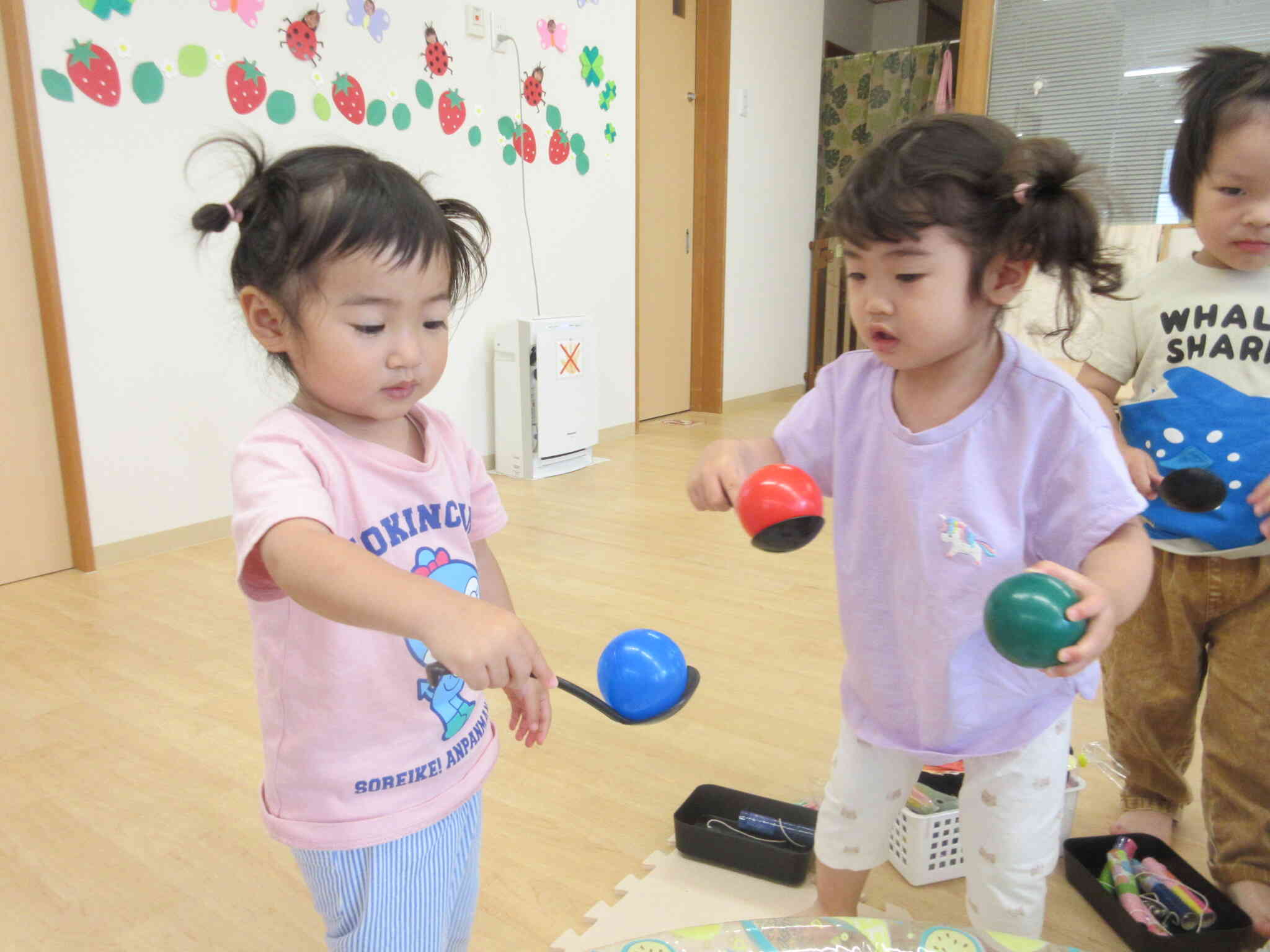 姿勢改善！ プールスティックラケットでおうち遊び