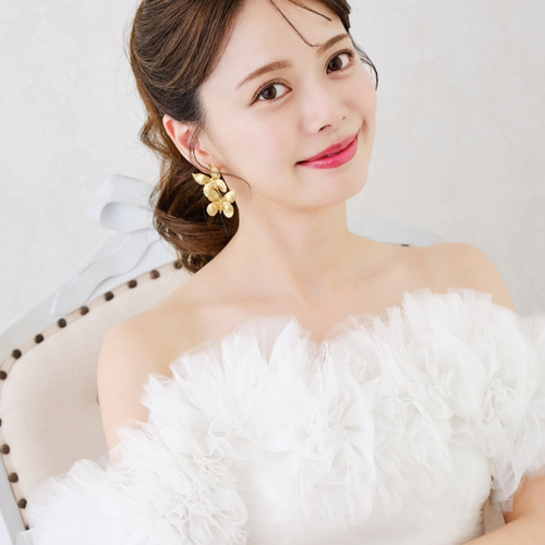 ウェディング ヘアーカチューシャ 大きめウェーブが可愛いハーフツイン バックカチューシャで大人っぽいアレンジに♡ 二次会やお色直しにも人気のスタイリングです✨ hair&make @primarte_jparte_funamizu dress @primacara_jp花嫁ヘアブライダルヘアメイク結婚