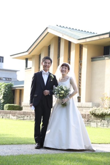 ウェディングスーツ 自由学園明日館結婚式の新郎衣装タキシードオーダーメイド専門店ライフスタイルオーダ