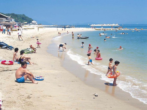 海水浴する女性 - 商用利用可能な写真素材・イラスト素材ならストックフォトの定額制ペイレスイメージズ