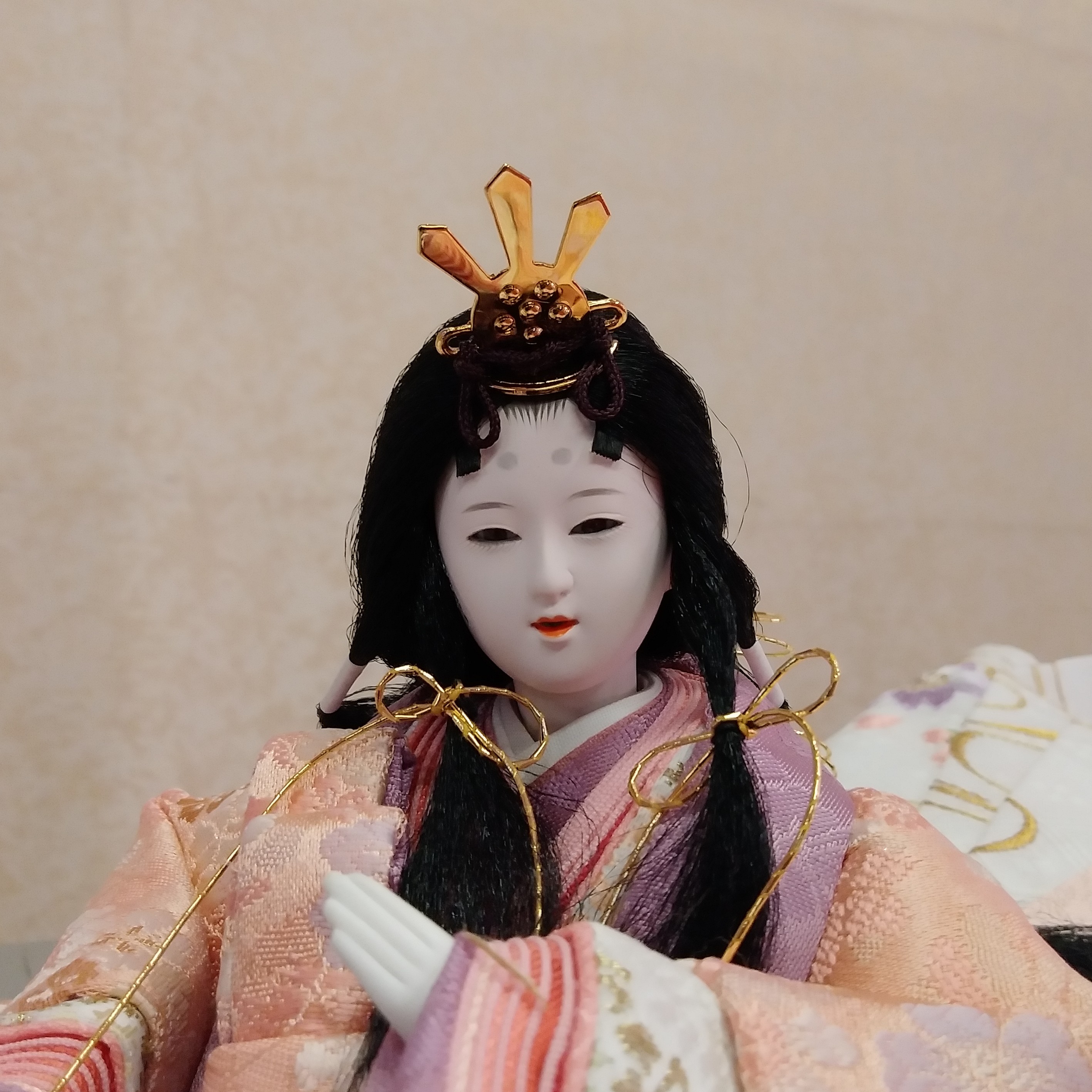 雛人形の髪の毛が30年振りに飾られたおひなさま 逆さまのまま保管された理由とは？おたくま経済新聞