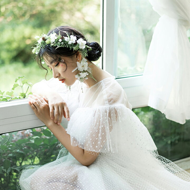 花かんむり ウェディング ウエディングドレスに合わせたい「花冠」。ヘア・ドレス選びのコツも