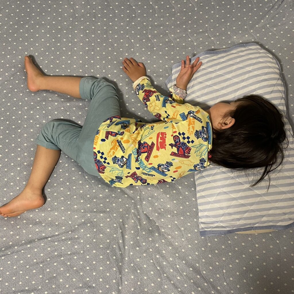 布団を蹴飛ばしてしまう赤ちゃん・幼児に！冬の夜の寒さ対策 - Chiik! チーク-乳幼児〜小学生までの知育・教育メディア