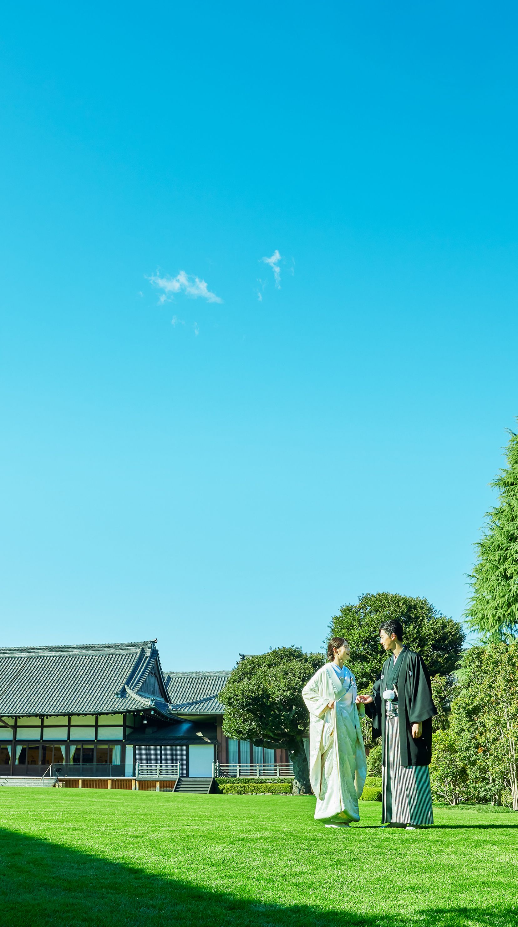 明治記念館の大階段は ウエディングドレスが華やかに映るブルーの階段 1日の思い出の締めくくりに 素敵な一枚をお残しいただけます ＊商品名：詩華お気に入りの写真に @meijikinenkan_wedding の アカウントをタグづけ＆ 投稿に明治記念館花嫁 をつけていただくと 掲載