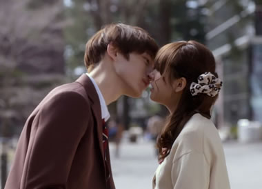 リベンジ カップルが1時間キスし続ける動画 - YouTube