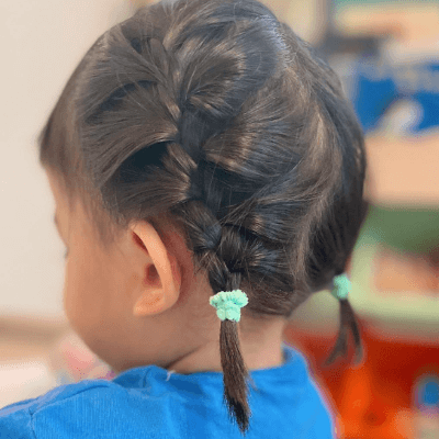 4歳娘のヘアアレンジ♡ 編み込みとお団子アレンジです👧🏻 卒園式、発表会、入学式などにおすすめです😊✨ お出かけする時のアレンジにも❤️ヘアアレンジヘアアレンジ動画ヘアアレンジ簡単キッズヘアアレンジ子供ヘアアレンジ幼稚園ヘアアレンジ編み込みアレンジお団子