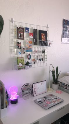 参考にしたくなる！オタク部屋のトレカの飾り方今回は、推し活女子のお部屋のトレカの飾り方をご紹介します♡みんな推しを素敵に飾っていて参考になるものばかり！トレカを持っている推し活女子のみなさんぜひ参考にしてくださいね♩ photo by @nuage__1995 @kome