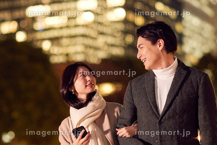 公園で腕組みして歩くカップルの写真素材FYI02967650ストックフォトの Qlean Market キュリンマーケット