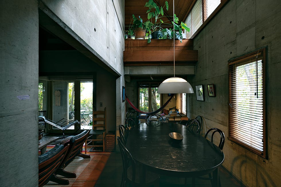 先日見学させて頂いた住宅建築の最高傑作、 阿部勤 さんの自邸 です。築50年。人の居場所が数珠つなぎに連鎖する素晴らしい建築でした。入れ子された正方形は3570角、外郭の正方形は7770角で隙間は2100。外郭階高は2250、軒高は2100くらい。寸法も絶妙でした