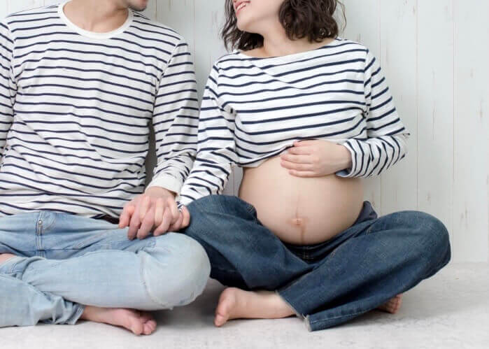 自撮りでマタニティフォト。だんだん大きくなるおなかを残す５つのアイデア – 月とみのり