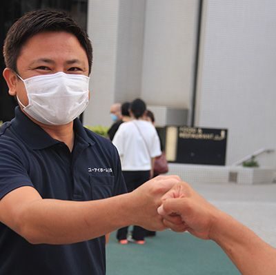 あいさつの大切さがわかる動画 小さな少年が乗客1人1人に「グータッチ」していくと 強面男性も素の笑顔をみせてくれましたPouch ポーチ