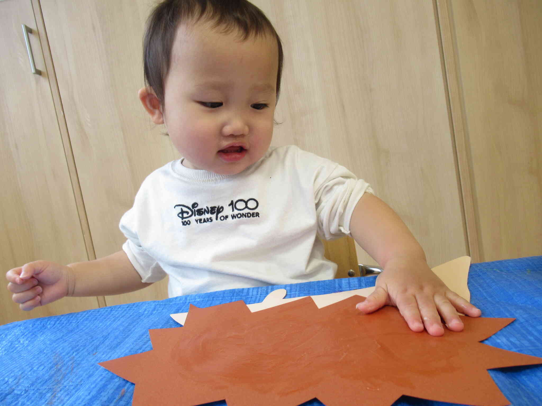 子どもと一緒にできる、かんたん楽しい落ち葉アートあそびつづる