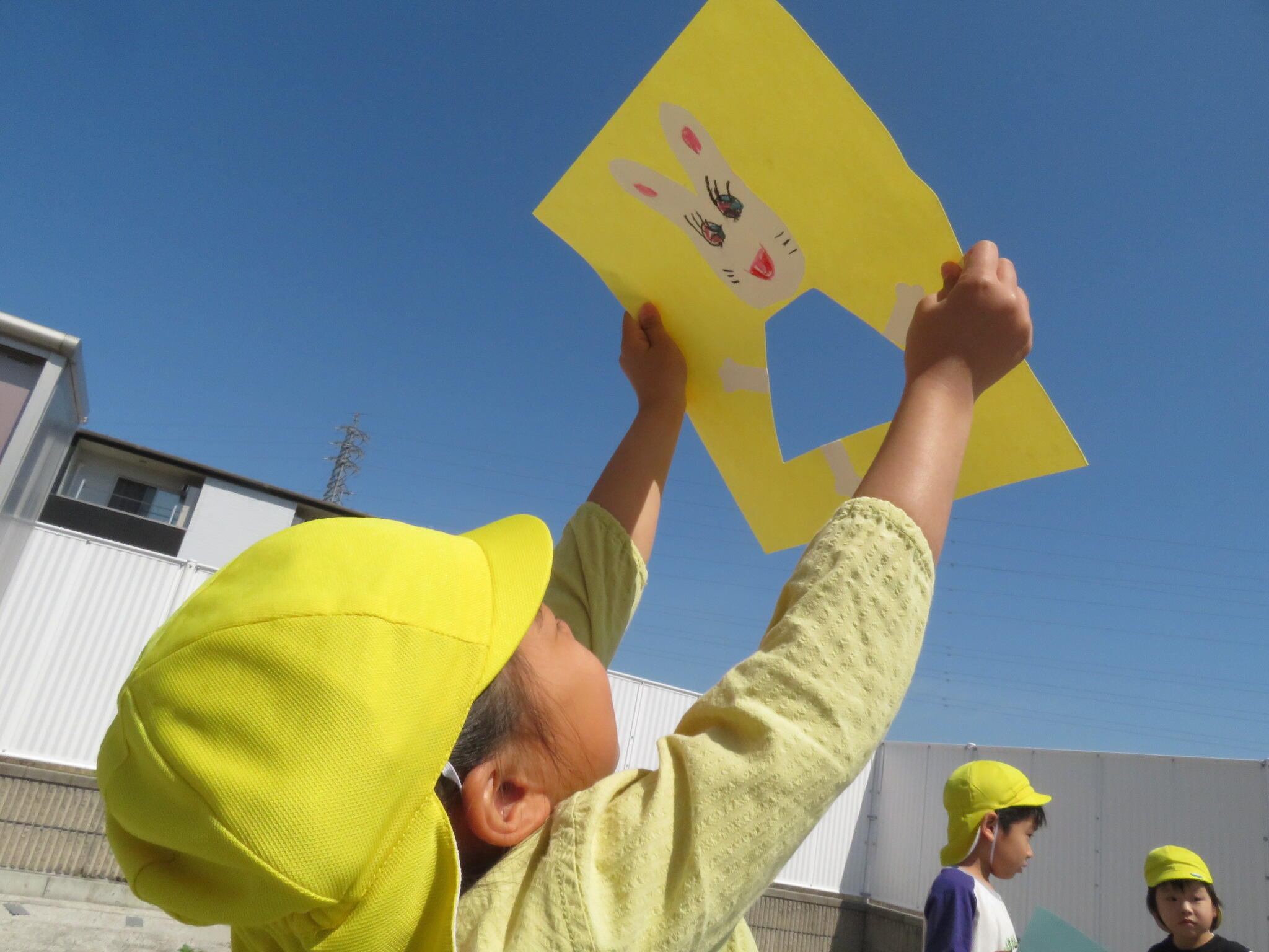 5月制作『わたしのワンピース』※いちごバージョン５月の制作は「わたしのワンピース」の絵本にちなんで、いちごのワンピースにしてみました。この絵本も人気あり、お昼寝の前に何度か読んで子ども達大好きです。 苺のハンコは、ペットボトルのフタとDAISOの