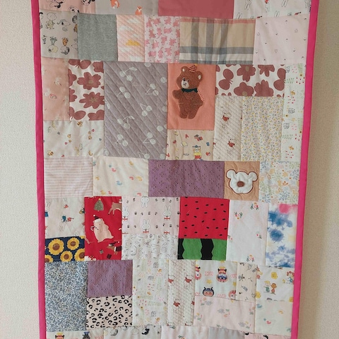 孫のベビー服60着で超大作パッチワークキルト完成 ばあばの愛に「最高のプレゼント」「すばらしいアイデア」まいどなニュース