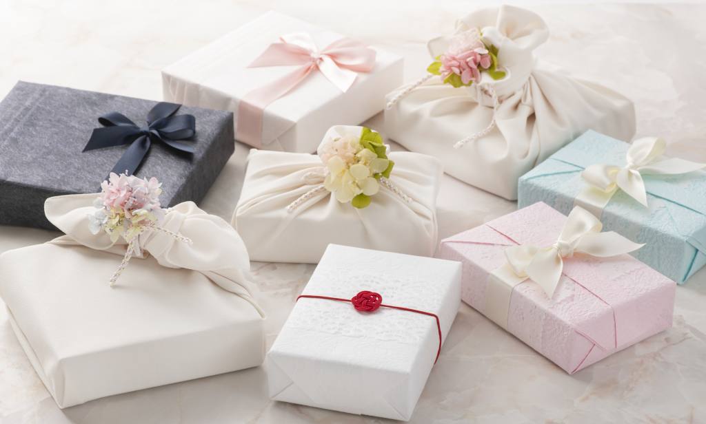 成人祝いは成人式に渡す？誕生日に渡す？ 渡すと喜ばれるものとは電報サービス VERY CARD