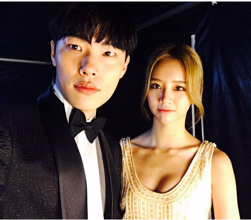 リュ・ジュンヨルが交際認める 「ヘリと別れた後、ハン・ソヒと出会った」-Chosun Online 朝鮮日報