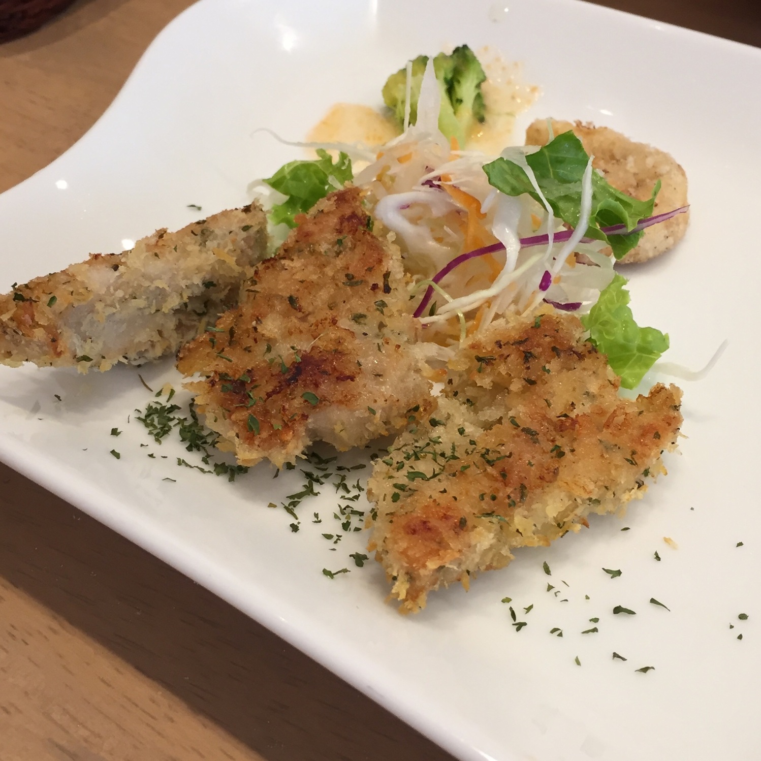 焼きたてパン食べ放題のお店、パパサンクが、カフェ始めました ^o^15時からです。←訂正14時過ぎからオッケーだそうです。写真のパンは、2人分です❗️ サンドイッチ2個は、具を選べます。 カフェは食べ放題じゃないけど1000円で、コーヒー紅茶飲み放題、食べきれない