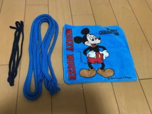 ✂️作ってみよう ステイホームの時間が増え、 何か新しいことにチャレンジしていますか？✨ 今回は「抱っこ紐」の作り方をご紹介🐿💕 子ども達のお世話遊びの世界が広がるかも👸保育園 保育士 遊び 手作りおもちゃ抱っこ紐 子育て お世話遊び コーナー保育