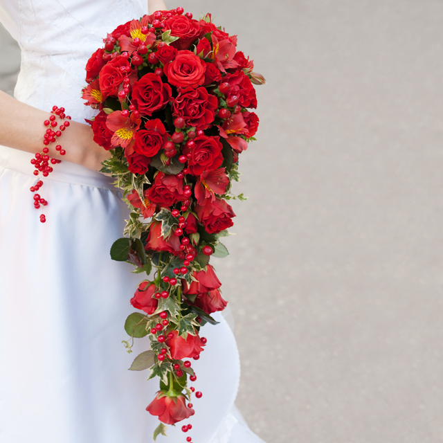 赤いバラのブライダルブーケ - David Austin 結婚式とイベントのバラ