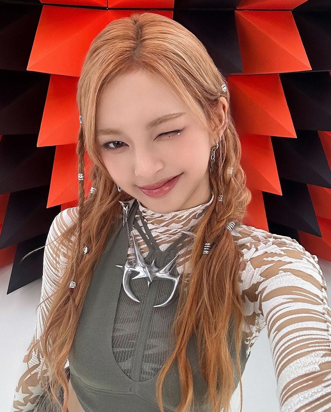 楽天市場K-POP送料無料予約商品選択BABYMONSTER HORN HEADBANDベイビーモンスター ベビモン ベモンルカ パリタ アサ アヒョン ラミ ローラ チキータ : thek